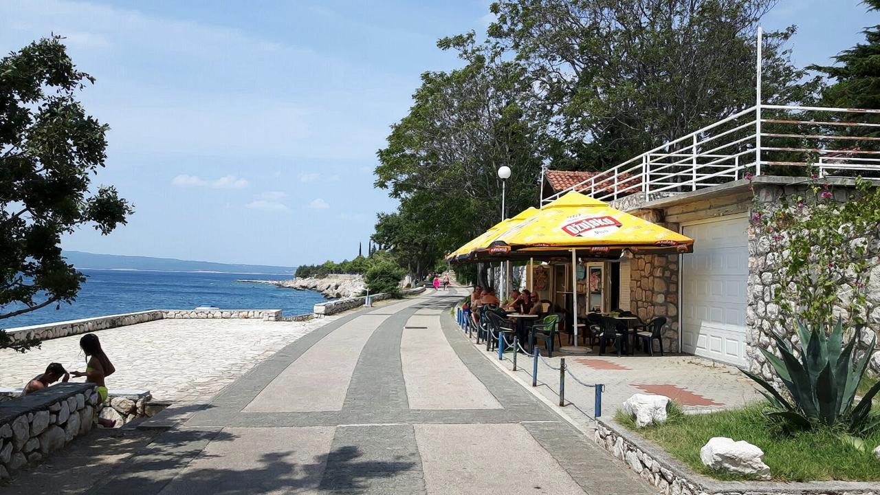 Adria Beach Guest House Novi Vinodolski Bagian luar foto